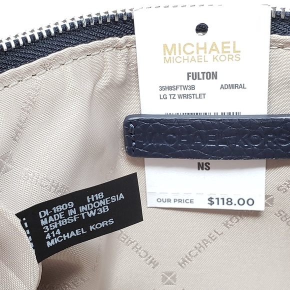 💕LAST ONE💕 Michael Kors Large Fulton Wristlet - Picture 4 of 4